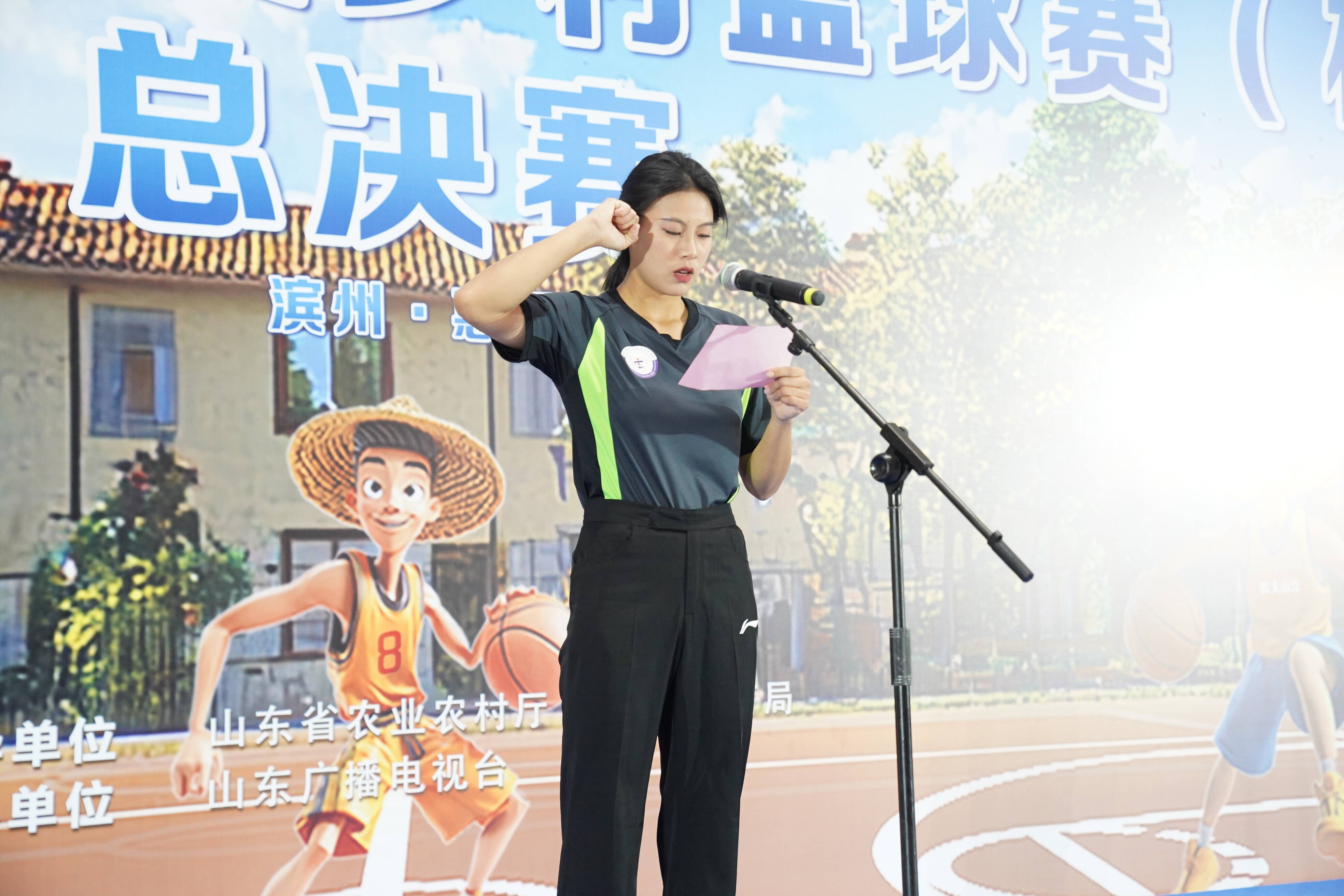 篮球赛事实时报道，球员飒爽英姿