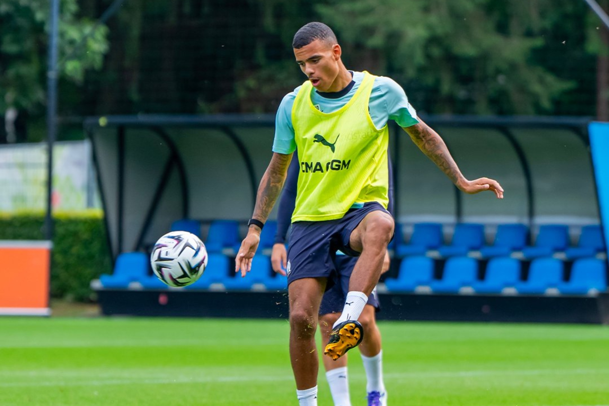 足球明星再度亮相,为球队带来胜利的希望 足球明星再度亮相,为球队带来胜利的希望