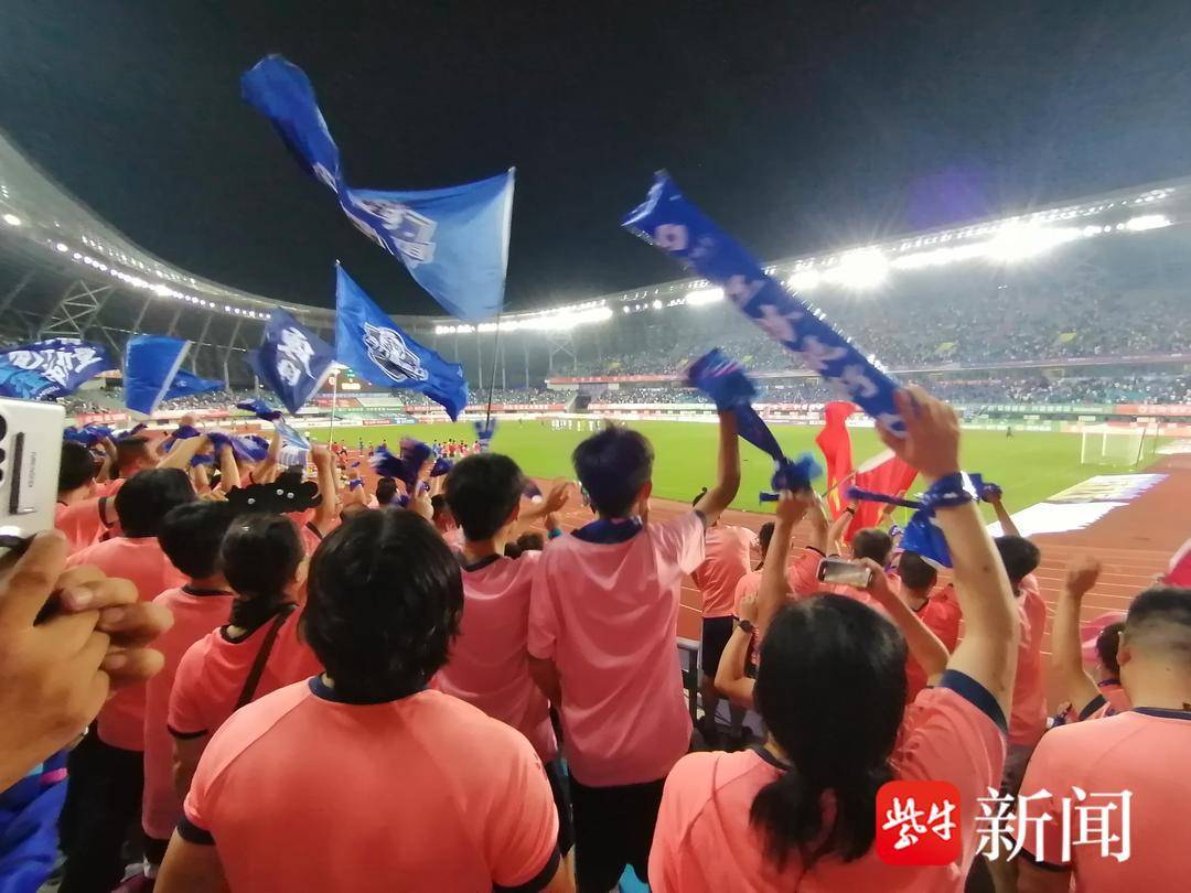 爱游戏在线-昂热球队抢得一场宝贵胜利，赢得球迷欢呼的简单介绍