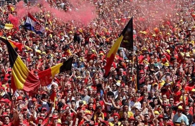 阿贾克斯赢球欢呼声,球迷狂欢场面一片繁荣的简单介绍 阿贾克斯赢球欢呼声,球迷狂欢场面一片繁荣的简单介绍