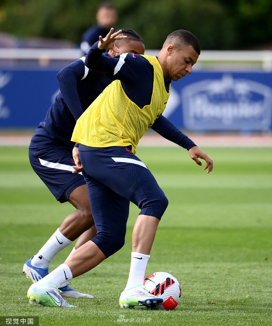 爱游戏官方-法国国家队展开密集训练,备战国际赛事