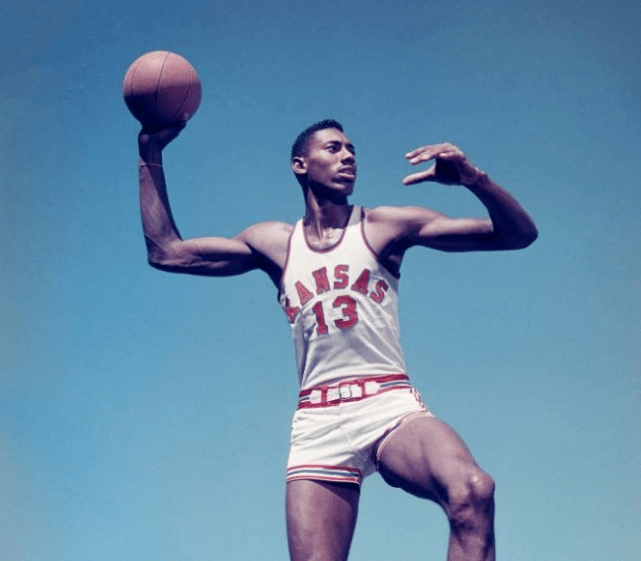 爱游戏官方入口-张伯伦入选巅峰十佳球员，NBA历史地位再升一格