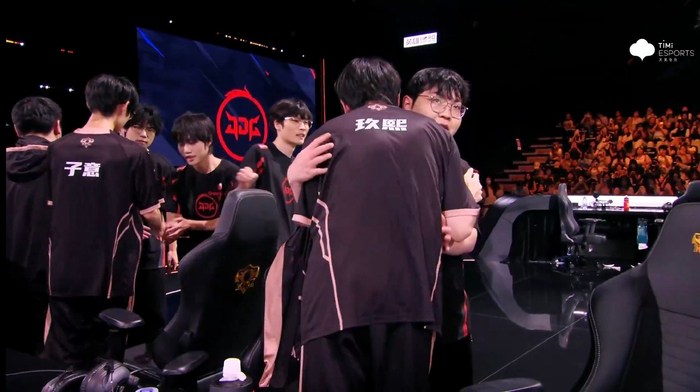 DK险胜JDG,Peanut极限生还后反打鏖战多局全球总决赛,让粉丝疯狂欢呼 DK险胜JDG,Peanut极限生还后反打鏖战多局全球总决赛,让粉丝疯狂欢呼