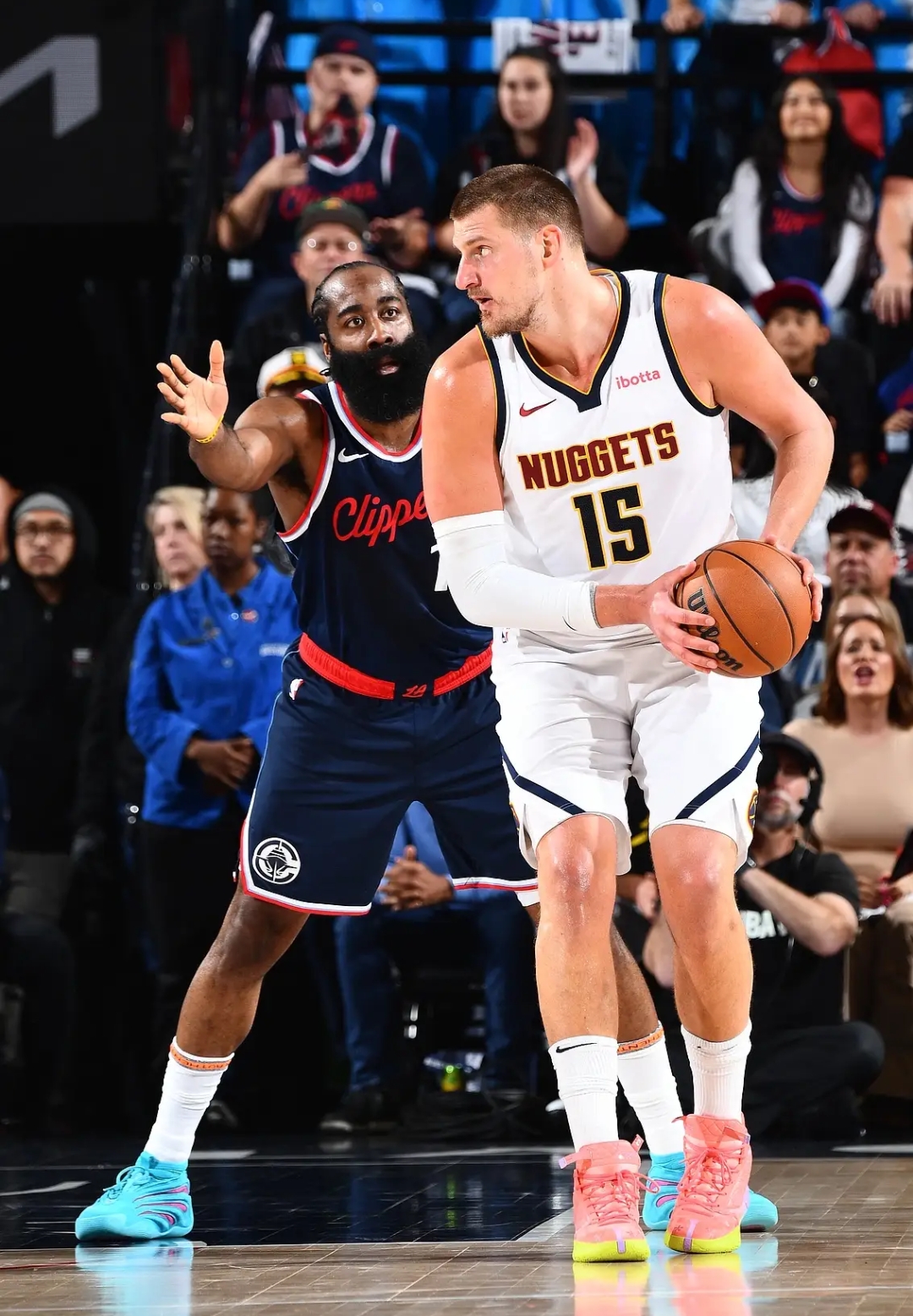 猎鹰击败快船,主场保持不败 猎鹰击败快船,主场保持不败