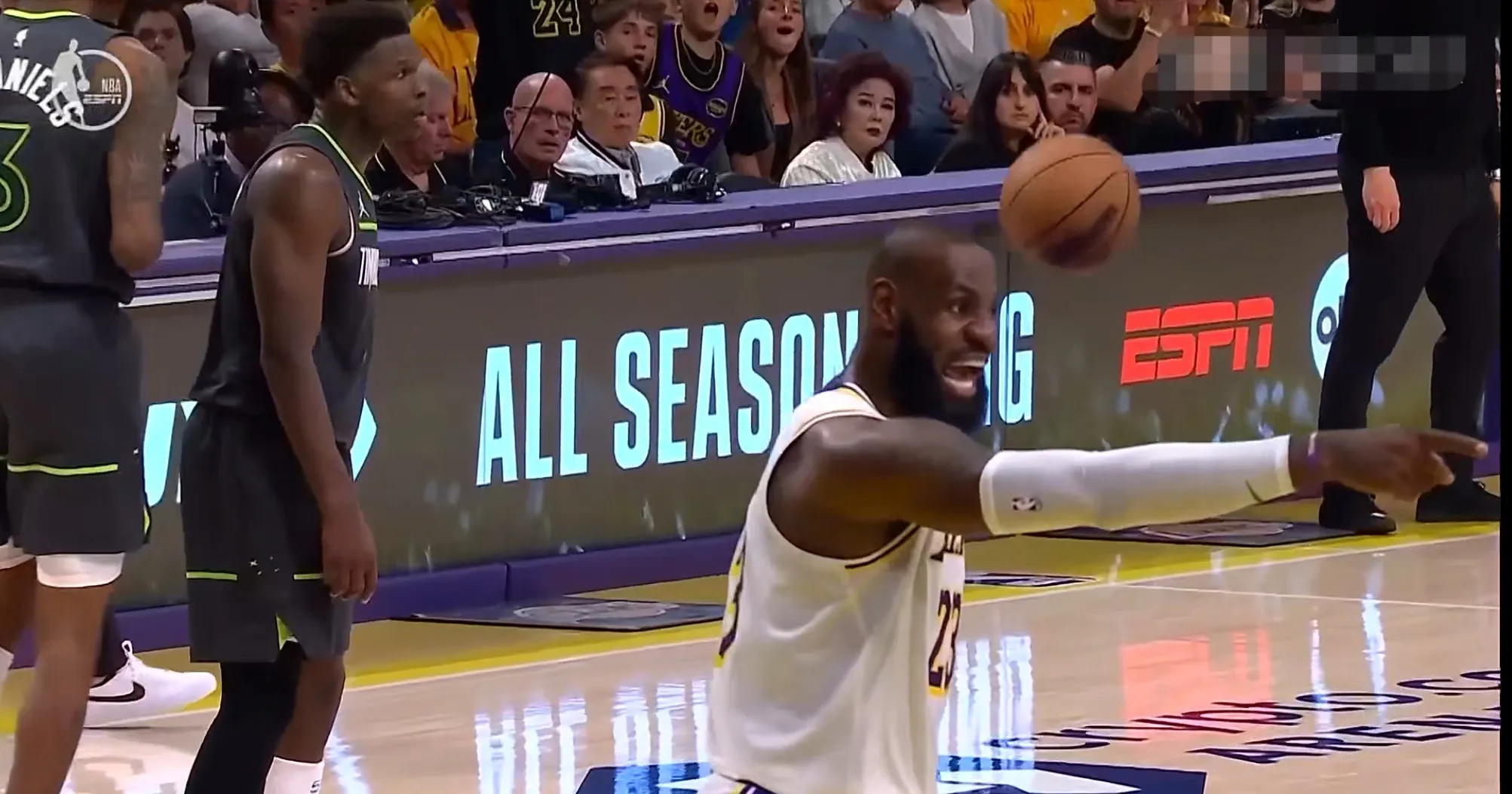 詹姆斯绝杀!湖人队惊险逆转赢球 詹姆斯绝杀!湖人队惊险逆转赢球